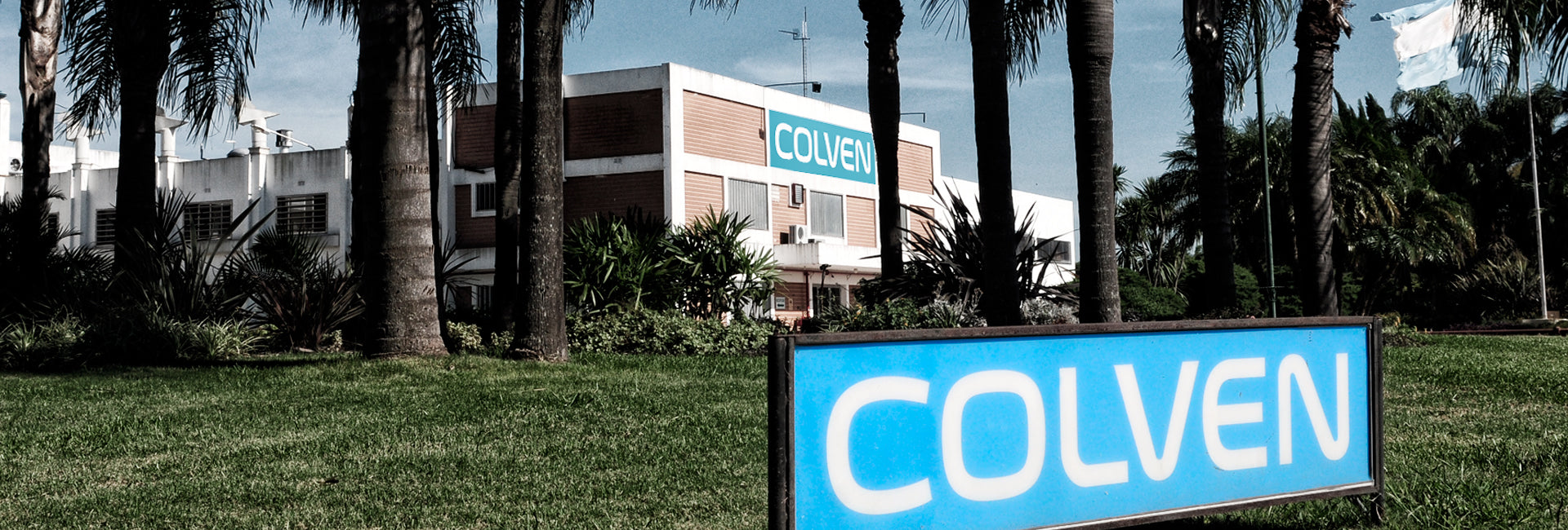 Empresa líder con más de 40 años de trayectoria en la producción y comercialización de dispositivos de control, seguridad, confort y servicios de gestión para brindar soluciones tecnológicas a vehículos y maquinarias industriales.